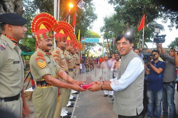 Mansukh Mandaviya receives grand welcome at Border Mansukh Mandaviya receives grand welcome at Border